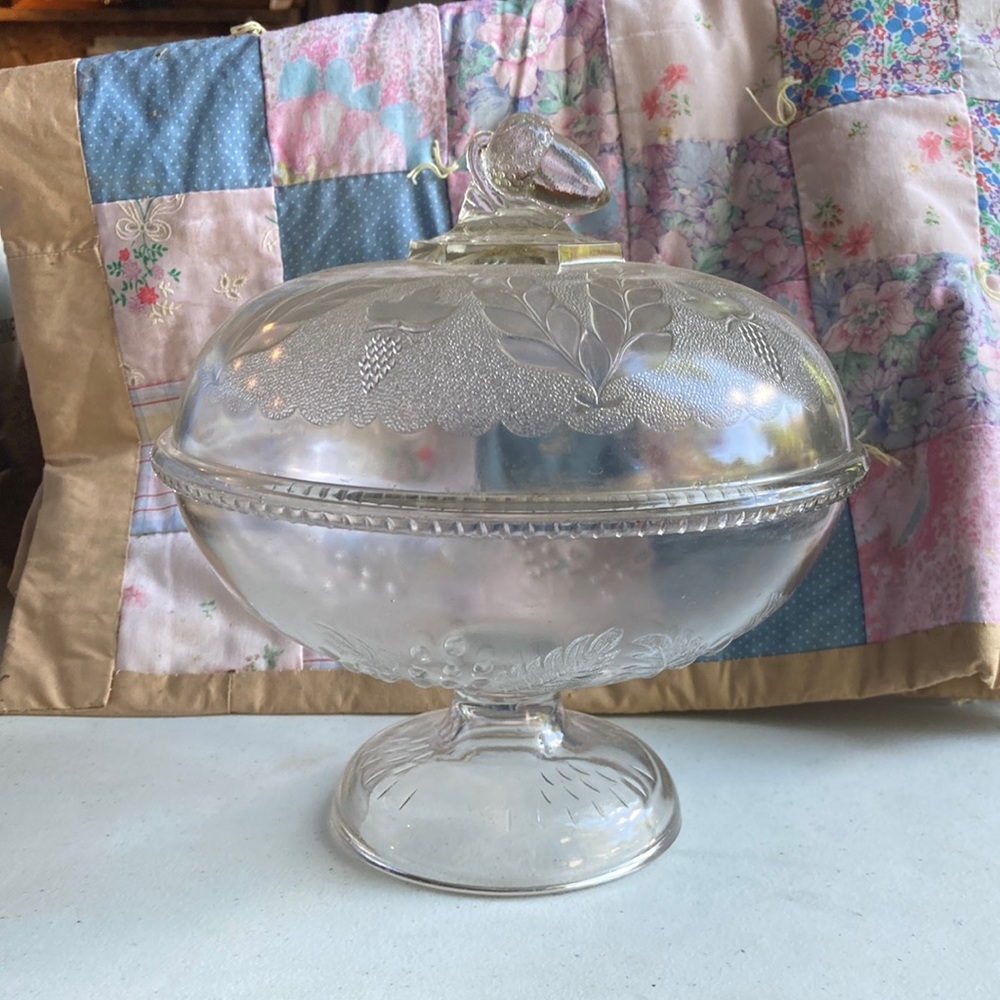 Acorn dish with lid
